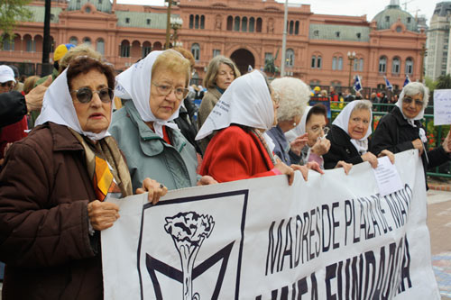 თეთრი თავშალი: რეპრესირებულების ოჯახების მობილიზაციის სიმბოლო